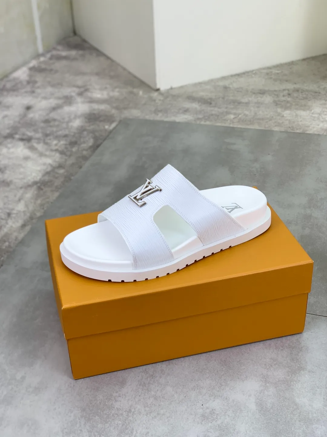 Men's shoes 💰P300💰【New style】🆘 Original quality 【LOUIS VUITTON】The popular Louis Vuitton LV men's slippers on the official website are on sale simultaneously! Original fabric imported from Italy, original factory special supply, code number: 38-44 (45 customized), many colors available